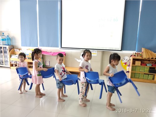 Các bé MGN B5 tập lấy cất ghế về đúng tổ để tham gia vào hoạt động học tập đấy !