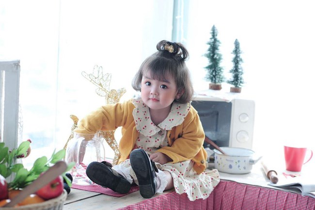 Chỉ mới 2 tuổi, cô bé Nguyễn Ngọc An Nhiên (Cherry) khiến khán giả không khỏi bất ngờ với phong thái tự tin, chuyên nghiệp trên sàn catwalk.