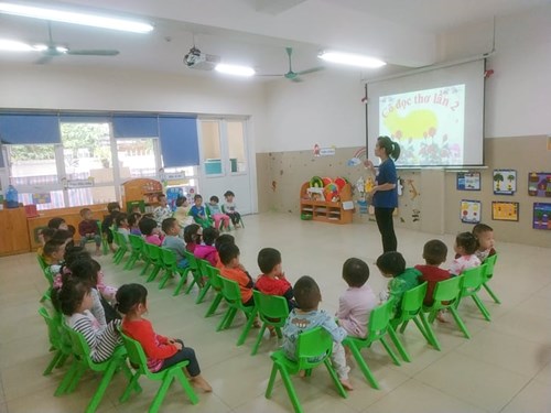 Lớp MGB C2 học bài thơ mới    Mượn Đồ  của tác giả Nguyễn Hữu Hoan