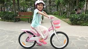 Video bé tập đi xe đạp 2 bánh