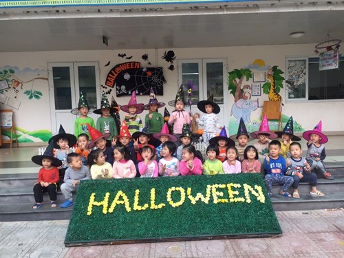 Các bé lớp MGN B5 tham gia lễ hội Halloween