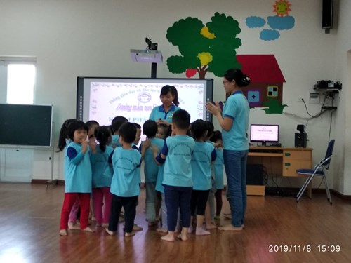 Các bé lớp MGN B5 tham gia hội giảng chào mừng ngày Nhà giáo Việt Nam 20 -11