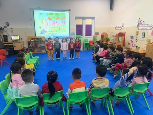 Các bé lớp MGN B5 tham gia giờ học phát triển ngôn ngữ, bài thơ: Vè trái cây.