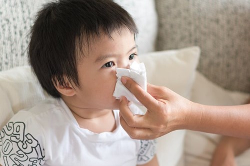 5+ cách trị nghẹt mũi cho bé tại nhà không dùng thuốc