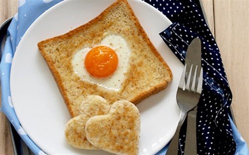 Bữa sáng ngon cho bé với món bánh mì trứng cuộn