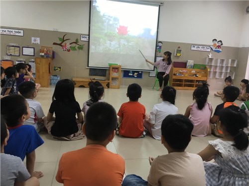 Cùng các bé lớp MGL A2 tham gia giờ học Làm quen văn học   Thơ Hoa quanh lăng Bác 