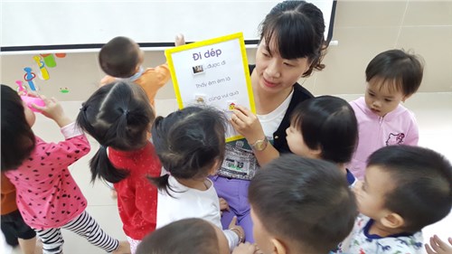 Các bạn nhỏ lớp nhà trẻ D2 cùng cô  học bài thơ   ĐI DÉP  nhé!