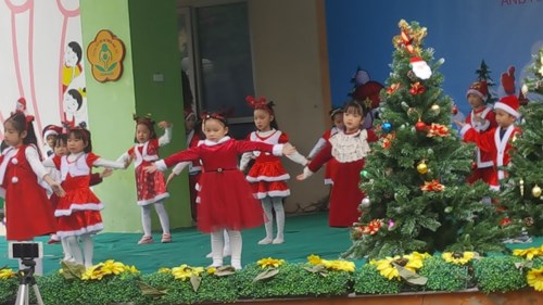 Cùng hòa mình trong ngày lễ Noel và tổ chức sinh sinh nhật cho các bé sinh từ tháng 7 đến tháng tháng 12 của trường mầm non Gia Thượng nào.