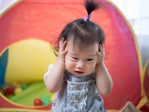 Cảnh báo 8 dấu hiệu của bệnh viêm tai giữa ở trẻ em