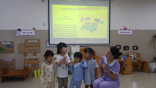 Học và đọc diễn cảm bài thơ   Mượn đồ   cùng cô và các bạn lớp MGB- C4 nào các bé ơi!