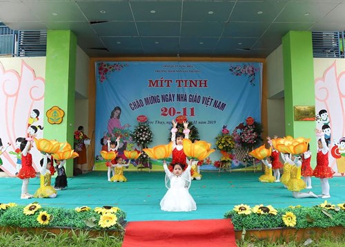 Các bé lớp MGN B3 tham dự lễ mít tinh chào mừng ngày Nhà Giáo Việt Nam 20/11