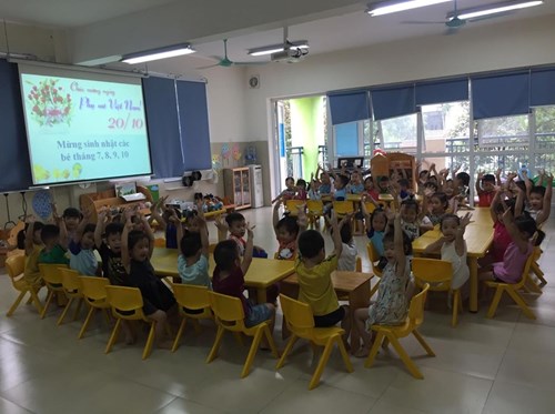 Các bé lớp MGN B3 chào mừng ngày Phụ nữ Việt Nam 20/10, mừng sinh nhật các bé tháng 8, 9, 10, 11
