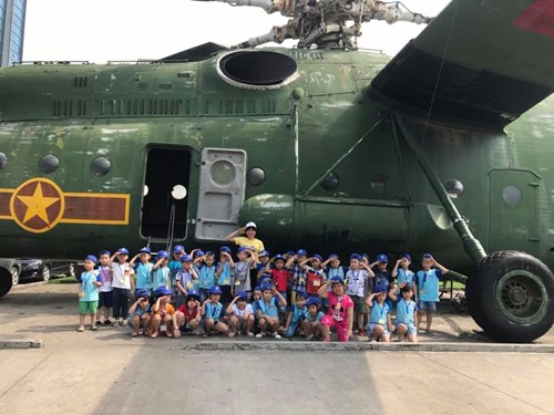 Cùng các bé lớp MGL A5 tham quan Bảo tàng phòng không không quân và xem múa rối cạn nào!