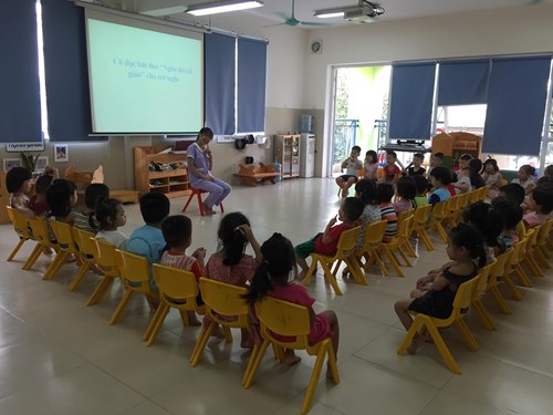 Các bé lớp MGN B3 với giờ học bài thơ  Nghe lời cô giáo 