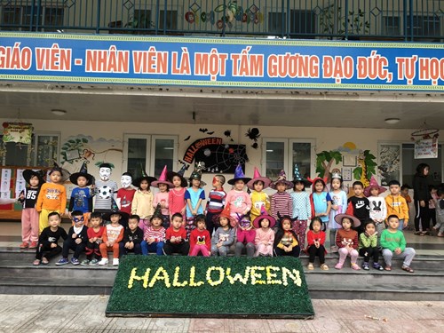 Các bạn lớp MGL A6 cùng nhau vui Halloween.