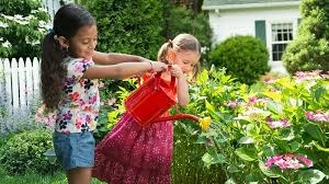 Dạy trẻ kĩ năng tưới hoa