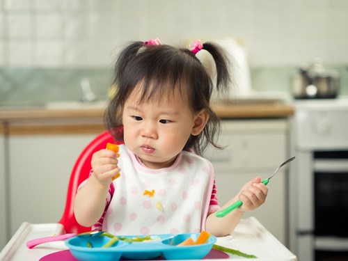 Những nguyên tắc bố mẹ nên biết để giúp con học được thói quen ăn lành mạnh, sinh hoạt tốt từ nhỏ.