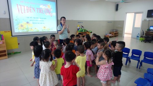 Cùng các bé lớp MGB C4 vận động bài hát  Vui đến trường 
Nghe hát  Ngày đầu tiên đi học   - Trò chơi : Ai nhanh nhất 