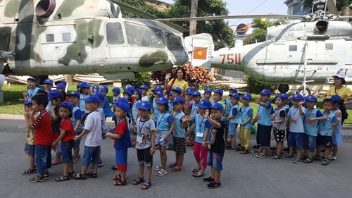 Chuyến thăm quan Bảo tàng Phòng không không quân và xem biểu diễn múa rối cạn thú vị của các bé lớp MGL A4