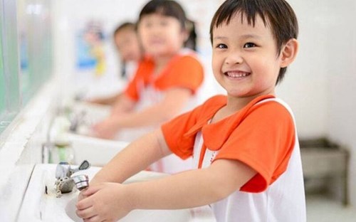 Hướng dẫn trẻ mầm non rửa tay đúng cách