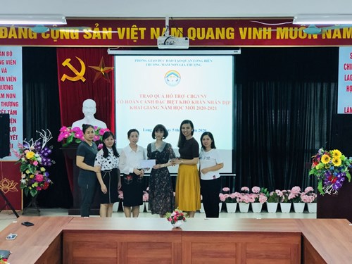 Công đoàn Giáo dục Hà Nội trao quà cho đồng chí Nguyễn Thị Thu Huyền nhân ngày Khai giảng năm học mới 2020 - 2021