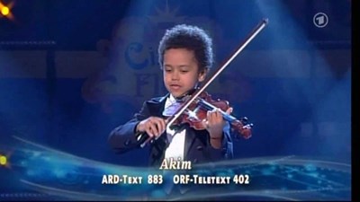 Akim Camara sinh ngày 26 tháng 9 năm 2000 tại Berlin, là một thần đồng nghệ sĩ vĩ cầm người Đức, bắt đầu chơi đàn từ năm hai tuổi.