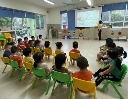 Các bé lớp nhà trẻ D1 trong tiết học nhận biết tập nói về Bác Hồ