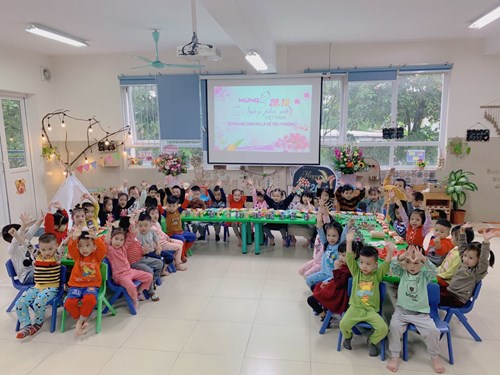 Các bé lớp mẫu giáo nhỡ B5 tham gia hoạt động làm thiệp chào mừng ngày phụ nữ Việt Nam ngày 20/10