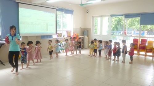 Các bé lớp nhà trẻ D1 tham gia hoạt động thể chất với vận động cơ bản  Bật liên tiếp vào vòng  và trò chơi vận động  Con Rùa 