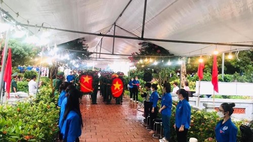 Đoàn thanh niên Trường mầm non Gia Thượng tham gia Lễ cầu siêu, thả đèn hoa đăng tại Đài tưởng niệm phường Ngọc Thuỵ nhân kỷ niệm 75 năm ngày Thương Binh Liệt sỹ  (27/7/1947-27/7/2022)