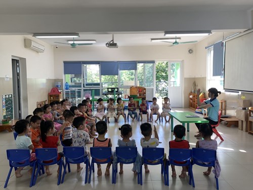 Các bé lớp mẫu giáo nhỡ B5 tham gia hoạt động rèn nề nếp học tập.