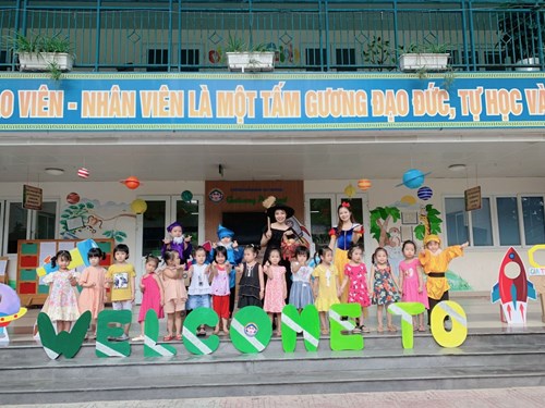 Các bé mẫu giáo nhỡ B5 trường mầm non Gia Thượng tham gia chuỗi hoạt động “Ngày đầu đến trường của bé” (1/8/2022) và chương trình “Back to school” (5/8/2022) thật vui và ý nghĩa.