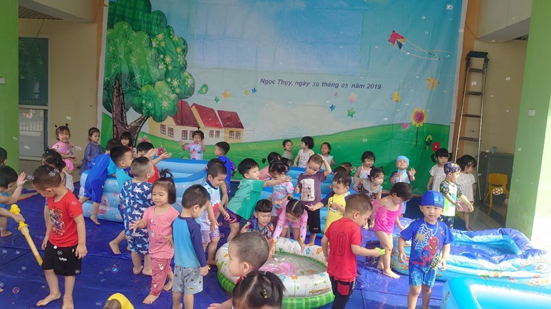 Các bạn nhỏ lớp nhà trẻ D2 háo hức, hăng say tham gia “ Ngày hội nước” của trường mầm non Gia Thượng.
