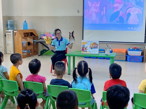 Các bé lớp MGN B3 tham gia giờ học kể chuyện   Cáo, Thỏ và Gà Trống 