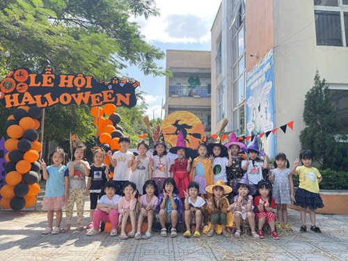 Cùng các bé lớp MGL A2 tham gia  Ngày hội trái cây - Halloween  của trường Mầm non Gia Thượng nhé!