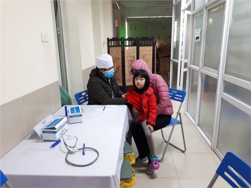Trường mầm non Gia thụy kết hợp với trạm y tế phường Gia Thụy tổ chức tiêm phòng Sởi - Rubella  đợt II cho học sinh học tại trường 