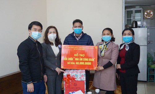 LĐLĐ quận Long Biên: Trao tặng kinh phí xây dựng Mái ấm công đoàn tới đoàn viên