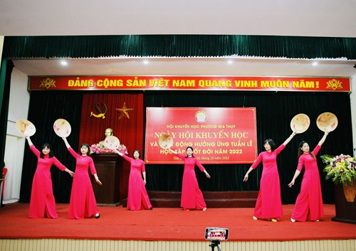 Múa   Xinh tươi Việt Nam  - do các cô giáo trường MN Gia Thụy biểu diễn