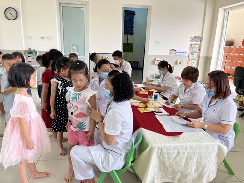 Trường mầm non Gia Thụy tổ chức khám sức khỏe lần I năm học 2022 – 2023 cho học sinh.