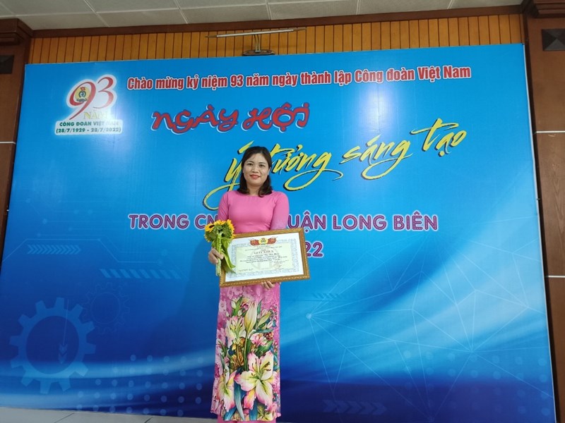 Đồng chí Nguyễn Thị Thu Hiền – Nhân viên nuôi dưỡng trường mầm non Gia Thụy vinh dự nhận giải thưởng “ Ngày hội ý tưởng sáng tạo trong CNVCLĐ Quận Long Biên năm 2022”