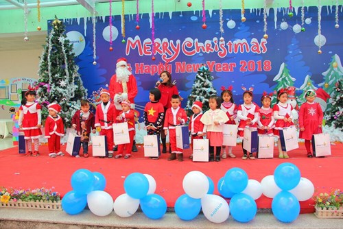 Trường mầm non Gia Thụy tổ chức chương trình văn nghệ tổng kết sự kiện ngày thành lập Quân đội nhân dân Việt Nam ( 22/12) và lễ hội Noel chào đón giáng sinh 2017.