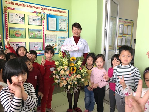 Bài viết về gương người tốt việc tốt Cô nhân viên Y tế thân thiện trường Mầm non Hoa Anh Đào: