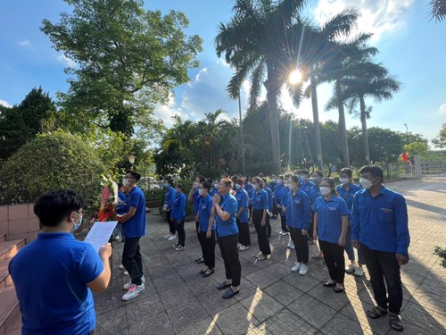 Đoàn Thanh Niên trường MN Hoa Anh Đào ra quân tổng vệ sinh - dâng hương ngày 27/7 tại Đài tưởng niệm Phường Thạch Bàn