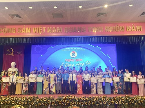 Cô giáo: Nguyễn Ngọc Quý vinh dự nhận giải thưởng “ Ngày hội ý tưởng sáng tạo” trong CNVCLĐ Quận Long Biên năm 2022.