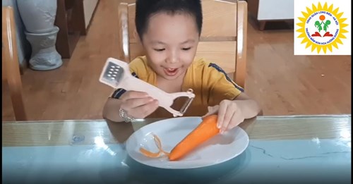 Video hoạt động của bé Chí Dũng   Nạo cà rốt  