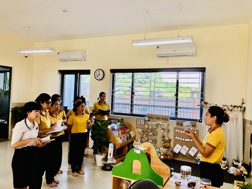 Sáng ngày 12/10/2022, trường mầm non Hoa Hướng Dương tổ chức kiến tập chuyên đề “Xây dựng môi trường giáo dục lấy trẻ làm trung tâm”cho toàn thể GV nhà trường