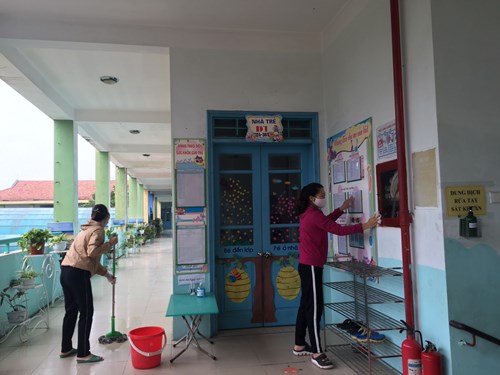 Trường mầm non Hoa Mai tổ chức tổng vệ sinh, khử khuẩn lần 9