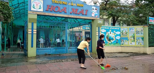 Trường mầm non Hoa Mai tiếp tục tổ chức tổng vệ sinh môi trường, khử khuẩn phòng chống dịch bệnh lần 4, sẵn sàng đón học sinh quay lại học tập tại trường.