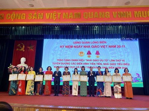 Trường mầm non Hoa Mai vinh dự được nhận bằng khen của UBND thành phố trao tặng.