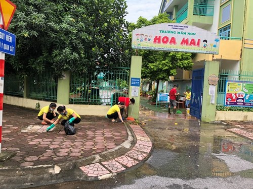 Trường MN Hoa Mai tiến hành vệ sinh PC dịch bệnh, đảm bảo an toàn mùa mưa bão.